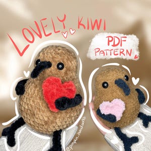 Könnte beinhalten: Zwei braune gehäkelte Kiwi-Plüschtiere, die rote und rosa Herzen halten. Der Text "LOVELY KIWI" und "PDF PATTERN" steht über den Plüschtieren.