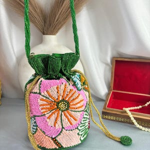 Könnte beinhalten: Ein Set aus drei Keramikvasen in verschiedenen Höhen und Formen. Die Vasen sind mit einer matten, weißen Oberfläche glasiert und bieten eine minimalistische Ästhetik. Die höchste Vase ist etwa 25 cm hoch.