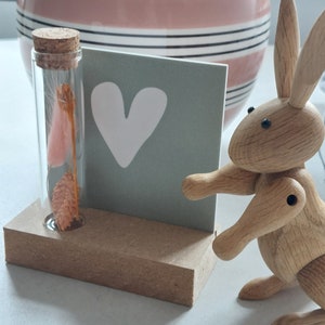 Herzkarte mit mit Trockenblume, Holzständer, Kartenständer