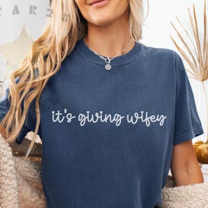 It&#39;s giving Wifey Shirt, Bride To Be T-Shirt, Engagement Shirt, Bachelorette Shirt, Bridal Gift Engagement, Wifey Shirt, Bridal Party Gift