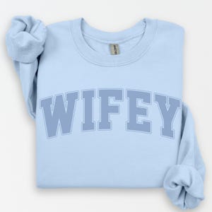 Personalisierte Wifey Sweatshirt, Hochzeitsgeschenk, neue Frau Sweatshirt, Geschenk für Braut, Brautdusche Geschenk, frisch vermählte Flitterwochen vorhanden Braut Shirt