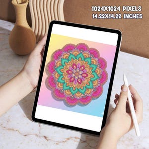 Pu&ograve; includere: Un tablet digitale mostra un colorato design mandala con tonalit&agrave; rosa, verde acqua e arancione. Il testo "1024X1024 PIXELS 14.22X14.22 INCHES" &egrave; visibile. Una penna bianca &egrave; tenuta vicino. Dimensioni: 36,12 cm x 36,12 cm.