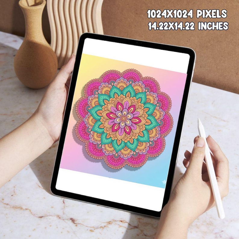 Pu&ograve; includere: Un tablet digitale mostra un colorato design mandala con tonalit&agrave; rosa, verde acqua e arancione. Il testo "1024X1024 PIXELS 14.22X14.22 INCHES" &egrave; visibile. Una penna bianca &egrave; tenuta vicino. Dimensioni: 36,12 cm x 36,12 cm.