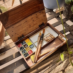 Scatola di colori a guazzo tascabile in legno fatta a mano