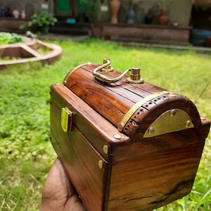 Caja de madera de diseño hecha a mano.