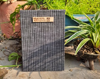 Cuaderno de dibujo/cuaderno de artista hecho a mano, tamaño A6, con papeles hechos a mano en el interior.