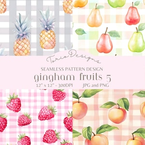 Puede incluir: Cuatro patrones de papel digital sin costuras con ilustraciones de acuarela de frutas sobre un fondo de cuadros. Los patrones incluyen piñas, peras, frambuesas y melocotones.
