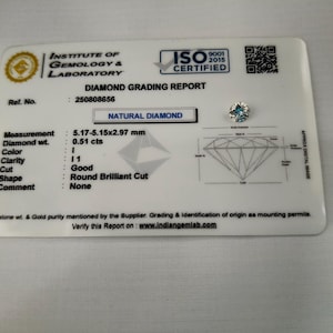 Könnte beinhalten: Ein natürlicher Diamant im runden Brillantschliff mit 0,51 Karat, Farbe I und Reinheit I1, begleitet von einer Zertifikatskarte des Institute of Gemology & Laboratory mit Maßen von 5,17-5,15x2,97 mm und der Referenznummer 250808656.