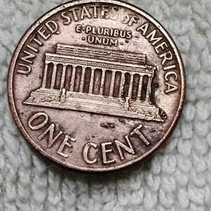 Sällsynt Lincoln Memorial-centmynt från 1990 utan myntmärke • Unikt mynt med sprickor och plätering, blåsor och fel • Sällsynt numismatisk samlargåva från USA