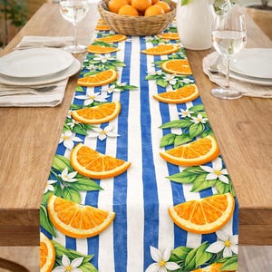 Camino de mesa con diseño de rodajas de naranja, decoración de mesa con motivos cítricos, camino de mesa para cocina de verano, camino de mesa con rayas azules, decoración de comedor estilo rústico, decoración para el hogar estilo costero.