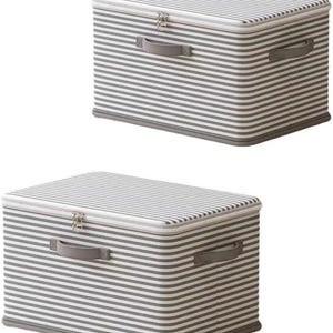 Puede incluir: Dos cajas de almacenamiento rectangulares con rayas horizontales grises y blancas. Cada caja tiene una cremallera gris, asas grises en los laterales y un borde gris alrededor de la base. Las cajas están diseñadas para organizar y guardar objetos.