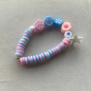 Handgemachte Armbänder und Ringe aus Ton
