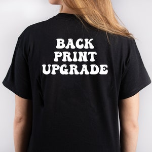Könnte beinhalten: Schwarzes T-Shirt mit weißem Text, der "BACK PRINT UPGRADE" in einer Retro-Schriftart lautet.