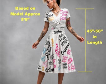 Può includere: Un abito midi bianco con corpetto a portafoglio e maniche corte, caratterizzato da una stampa grafica ripetuta in nero e rosa con il testo Custom Print Design. La lunghezza è di 114-127 cm per un'altezza del modello di 168 cm.