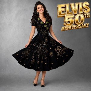 Peut inclure: Une robe noire arrivant aux genoux avec des manches courtes, un col en V et des accents circulaires verts. Le tissu est orné de motifs d'étoiles et de feux d'artifice dorés, avec le texte 50 Anniversary sur la jupe. Un logo doré Elvis 50th Anniversary est visible dans le coin supérieur droit.