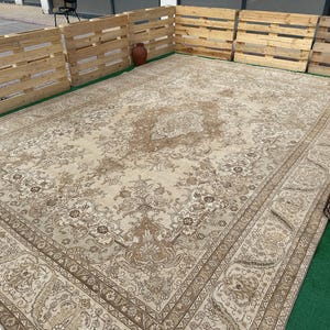 11x16 ニュートラルラグ、ヴィンテージトルコラグ、落ち着いたウシャクラグ、特大エリアラグ、ベージュブラウンラグ、サルーンラグ、11x16 ハンドメイドラグ、ラージラグ