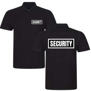 Pode incluir: Camisa polo preta com mangas curtas. A palavra "SECURITY" é impressa em branco, dentro de um retângulo branco, na frente e atrás da camisa. A camisa tem gola e fecho de botão.