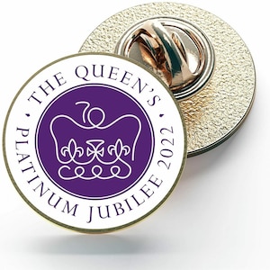 The Queens Platinum Jubilee 2022 Royal Souvenir Enamel Pin Badge - 70 Years