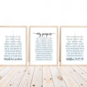 Op de afbeelding: Drie afdrukbare wandkunstprints met een lichtblauwe achtergrond en witte tekst. De prints bevatten inspirerende citaten uit de Bijbel. De eerste print zegt "En zie, ik zeg u deze dingen, opdat u wijsheid zult leren; opdat u zult leren dat wanneer u in de dienst van uw medemensen bent, u alleen in de dienst van uw God bent. Mosiah twee zeventien". De tweede print zegt "Mijn doel is om anderen te helpen tot Christus te komen door te dienen met liefdevolle vriendelijkheid zoals de Heiland zou doen. Ik dien in zijn naam aan degene die door de kracht van de Heilige Geest leeft als een voorbeeld van geloof in Jezus Christus, berouw, verbond met God en volharding tot het einde.". De derde print zegt "En wie dan ook onder u de eerste wil zijn, die zal uw dienaar zijn: want ook de Zoon des Mensen is niet gekomen om gediend te worden, maar om te dienen en zijn leven te geven als losprijs voor velen. Mattheüs 20:27-28".