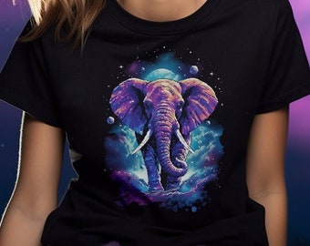 Puede incluir: Una mujer con una camiseta negra con un gráfico de elefante morado y azul sobre un fondo de galaxia. El elefante camina sobre una nube con una luna y estrellas en el fondo.
