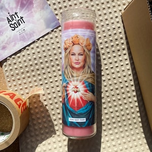 Saint Jennifer Coolidge-gebedskaars - geurende sojawas