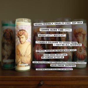 Pode incluir: Um conjunto de tr&ecirc;s velas de cera de soja com um retrato de um homem com uma coroa de flores em cada uma. As velas medem 21 cm de altura e 6 cm de largura. O texto na vela diz "Gotta Have Faith". As velas s&atilde;o veganas, livres de crueldade e t&ecirc;m um tempo de queima de 120 horas. Est&atilde;o dispon&iacute;veis em 7 cores e todas s&atilde;o perfumadas.