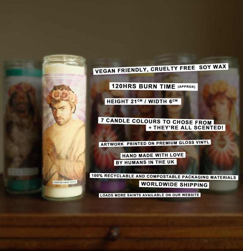 Pode incluir: Um conjunto de tr&ecirc;s velas de cera de soja com um retrato de um homem com uma coroa de flores em cada uma. As velas medem 21 cm de altura e 6 cm de largura. O texto na vela diz "Gotta Have Faith". As velas s&atilde;o veganas, livres de crueldade e t&ecirc;m um tempo de queima de 120 horas. Est&atilde;o dispon&iacute;veis em 7 cores e todas s&atilde;o perfumadas.