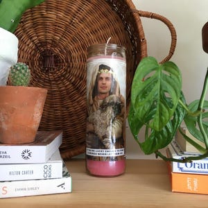 Gebedskaars Saint Matthew Grey Gubler: geurende veganistische sojawas, 8 inch hoog