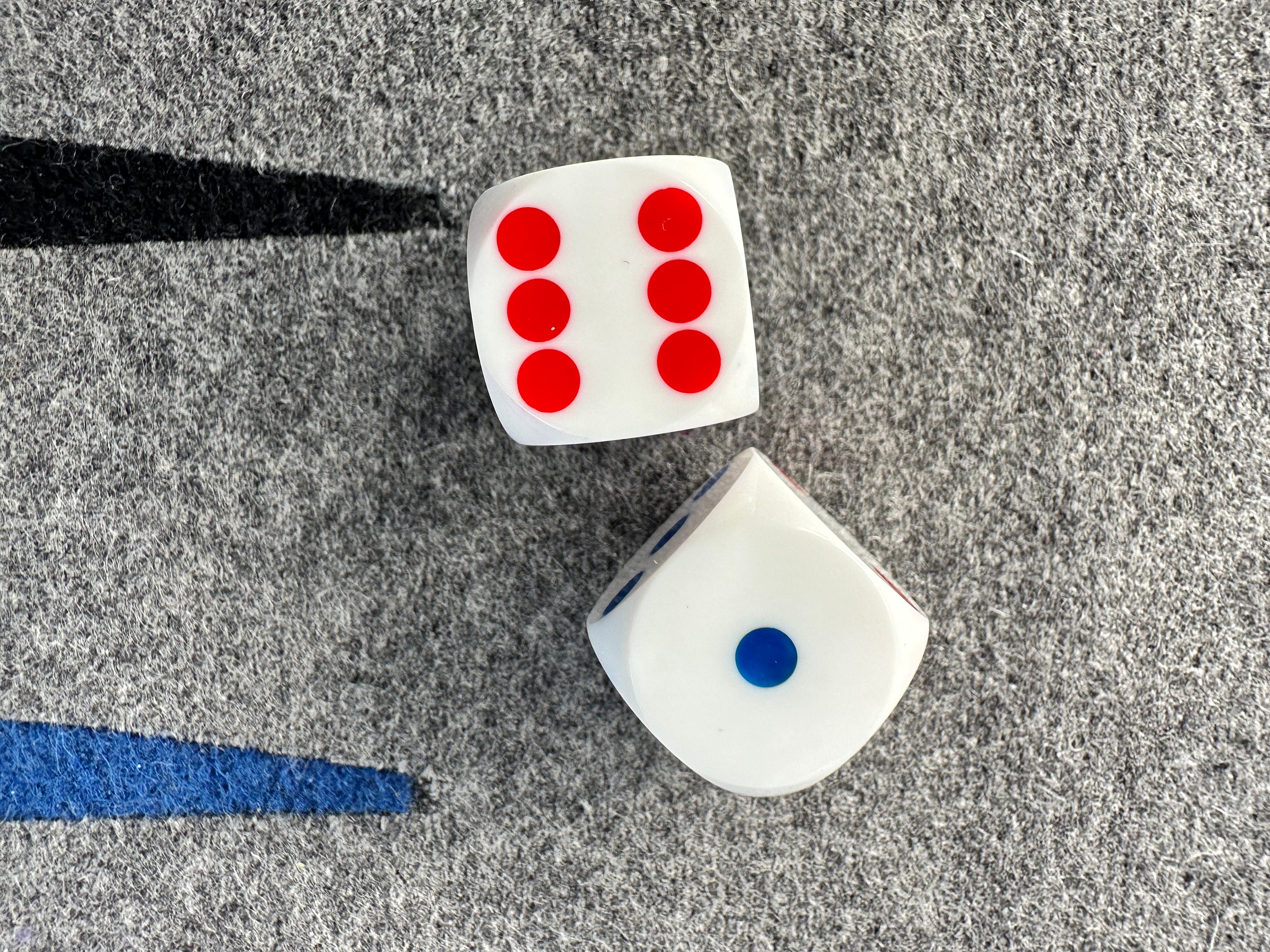 Dadi di precisione per backgammon - 16 mm, 5/8 pollici, bianco opaco, semi rossi e blu, 1 paio - Italia