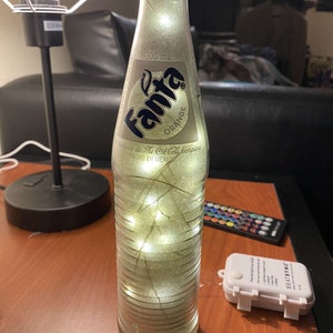 Botella de Fanta de vidrio iluminada con decoración naranja