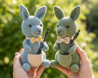 Portalápices de canguro de ganchillo, adorable accesorio de escritorio con forma de animal, estuche para lápices artesanal, decoración estética para la oficina, regalo para amantes de los canguros.