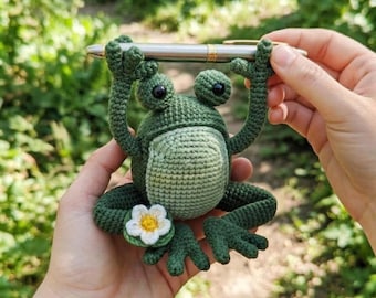 Portalápices de rana de ganchillo, adorable accesorio de escritorio con forma de animal, soporte para lápices con forma de rana hecho a mano, decoración estética para la oficina, regalo para amantes de las ranas.