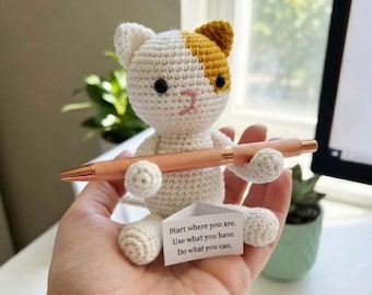 Portalápices de ganchillo con forma de gato, adorable accesorio de escritorio con forma de animal, soporte para lápices artesanal con forma de gatito, decoración estética para la oficina, regalo para amantes de los gatos.