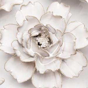 Arte de parede em cerâmica rosa marfim: decoração floral costeira