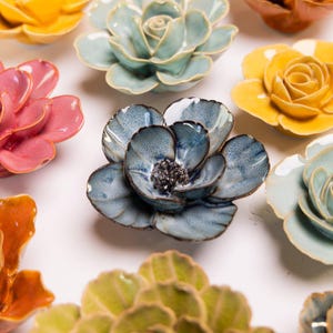 Arte de parede com papoula azul-marinho: escultura floral moderna