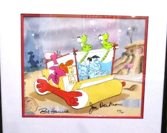 Könnte beinhalten: Eine gerahmte Comic-Illustration der Familie Feuerstein in ihrem Auto, die durch eine Wüstenlandschaft fährt. Das Auto ist gelb und rot mit einem blauen Verdeck. Die Figuren sind im klassischen Comic-Stil gezeichnet. Die Illustration ist von Bill Hanna und Joe Barbera signiert.