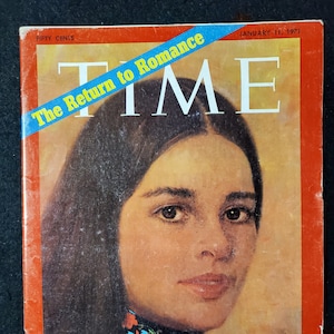 以下が含まれることがあります： 1971年1月11日発行の赤いTIME誌の表紙。アリ・マッグローのポートレートが掲載されています。見出しは「The Return to Romance」です。