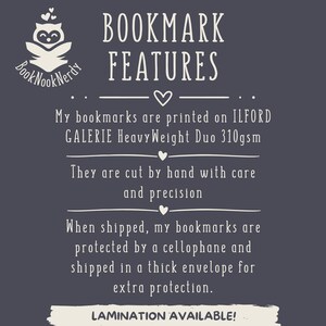 Peut inclure: Un graphique informatif gris fonc&eacute; intitul&eacute; BOOKMARK FEATURES avec un logo de hibou blanc. Il indique que les marque-pages sont imprim&eacute;s sur du ILFORD GALERIE HeavyWeight Duo 310gsm, coup&eacute;s &agrave; la main et prot&eacute;g&eacute;s par de la cellophane. LAMINATION AVAILABLE est en bas.