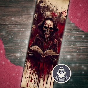 Op de afbeelding: Een rechthoekige boekenlegger met een skeletfiguur in een capuchon die in een open boek leest. Het ontwerp bevat een donkere, gespatte esthetiek met dieprode en zwarte inktachtige druppels op een lichte achtergrond. Een rond logo toont Book Nook Nerdy.