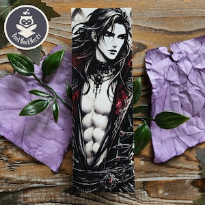 Può includere: Un segnalibro in bianco e nero con un uomo con lunghi capelli neri e un abito scuro e dettagliato. Ha un'espressione seria e indossa una collana con un ciondolo. Lo sfondo è un'immagine sfocata di una città.