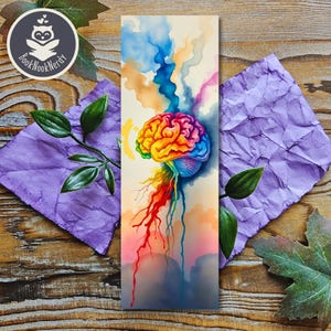Peut inclure: Un marque-page rectangulaire illustré d'un cerveau humain aux couleurs vives. Le cerveau présente un spectre de teintes variées, avec des traînées de style aquarelle s'étendant vers le haut et le bas en formes nuageuses bleues, orange et roses.