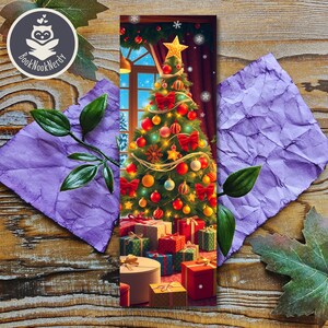 Könnte beinhalten: Ein Weihnachts-Lesezeichen mit einem geschmückten Weihnachtsbaum mit Ornamenten, Lichtern und Geschenken. Der Baum ist grün mit roten, goldenen und blauen Ornamenten. Der Hintergrund ist ein Fenster mit Blick auf eine verschneite Landschaft.