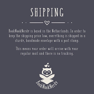 Peut inclure: Un graphique informatif gris fonc&eacute; avec le texte blanc SHIPPING en haut, suivi d'une ic&ocirc;ne de c&oelig;ur. En dessous, un texte explique l'exp&eacute;dition depuis les Pays-Bas dans une enveloppe solide. En bas, un logo de hibou blanc avec BookNookNerdy.
