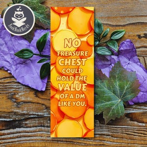 Könnte beinhalten: Ein Lesezeichen mit gelbem und orangefarbenem Hintergrund, das ein Muster aus sich überlappenden Kreisen zeigt. Das Lesezeichen trägt den Text "NO TREASURE CHEST COULD HOLD THE VALUE OF A DM LIKE YOU."