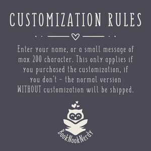 Peut inclure: Un graphique informatif gris fonc&eacute; avec du texte blanc indiquant CUSTOMIZATION RULES, suivi d'instructions pour saisir un nom ou un message de 200 caract&egrave;res maximum pour la personnalisation, et un logo de hibou blanc avec le texte Book Nook Nerdy.