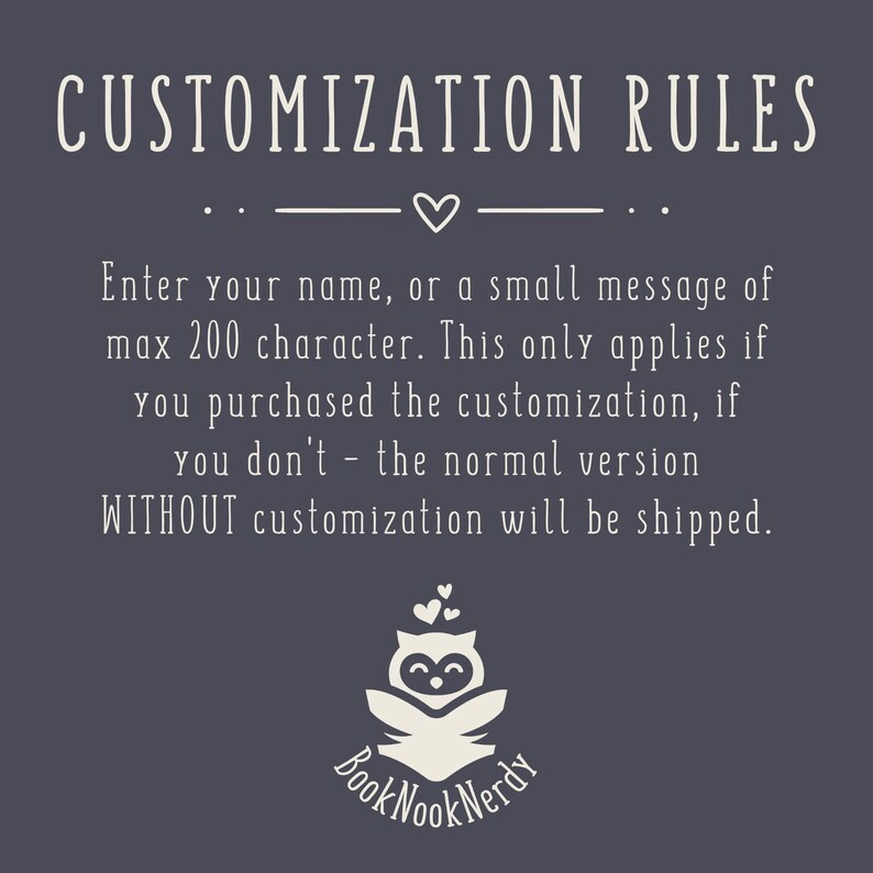 Peut inclure: Un graphique informatif gris fonc&eacute; avec du texte blanc indiquant CUSTOMIZATION RULES, suivi d'instructions pour saisir un nom ou un message de 200 caract&egrave;res maximum pour la personnalisation, et un logo de hibou blanc avec le texte Book Nook Nerdy.