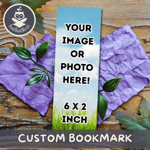 Può includere: Un segnalibro rettangolare personalizzabile con uno sfondo di cielo azzurro ed erba verde, con il testo nero YOUR IMAGE OR PHOTO HERE! e 6 X 2 INCH stampato sul davanti. Il segnalibro è appoggiato su uno sfondo di carta viola stropicciata.