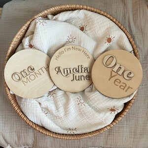 Marqueurs d'étapes mensuelles pour bébé Panneau en bois Boho bébé Photo accessoire cadeau Disques d'étapes clés Panneau Hello World, cadeau de baby shower, jalon
