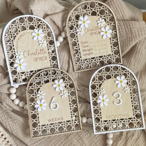 Tarjetas de hito arqueadas de madera, tarjeta de hito arqueada de flor de margarita conjunto de nombres personalizados tarjetas de hito mensuales, signo de nombre de madera, accesorio de foto de bebé