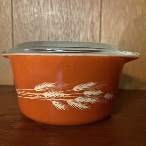 Vintage Pyrex Auflaufform Rost mit Weizen Design (abgeplatzter Deckel)